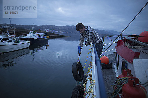 Fischer bei der Vorbereitung eines Trawlers  Isle of Skye  Schottland