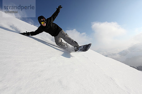 Snowboarder geht den Berg hinunter