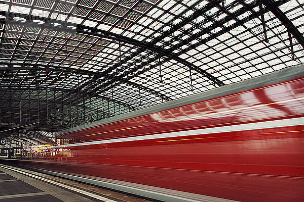 Bahnhof Alexanderplatz und fahrender Zug  Berlin  Deutschland