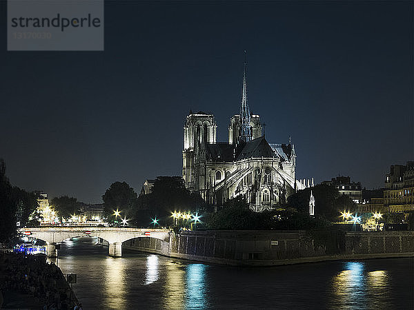Notre Dame bei Nacht. Lichter  die sich auf der Seine spiegeln