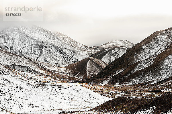 Gepflasterter Bergpass in ländlicher Landschaft