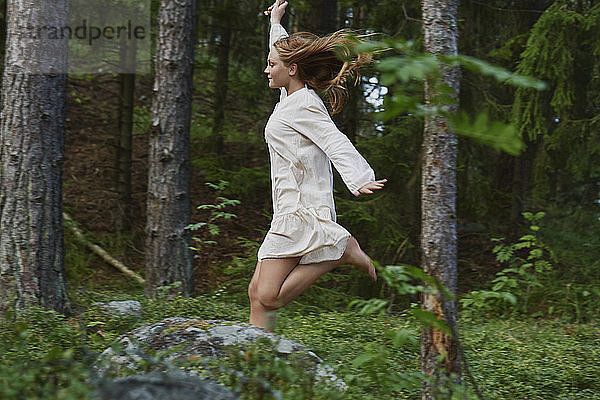 Teenager-Mädchen rennt im Wald