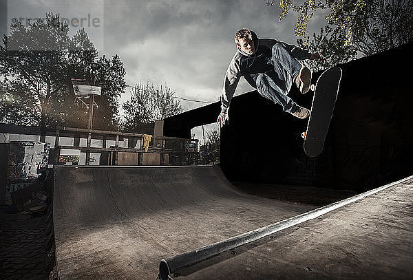 Skateboarding auf Mini-Rampe  360 flip to fakie  Berlin  Deutschland