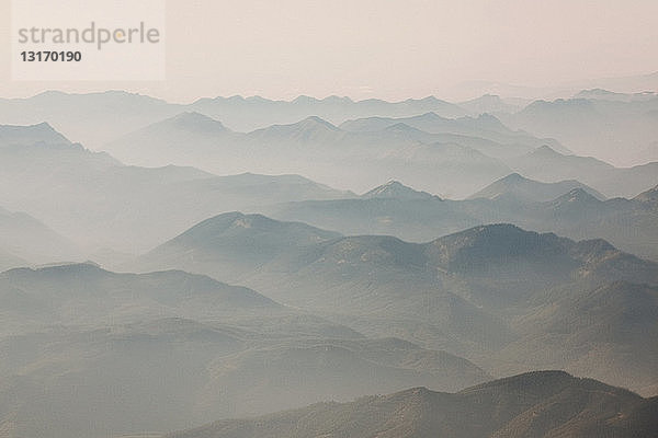 Blick auf Berge und Nebel  Bundesstaat Washington  USA