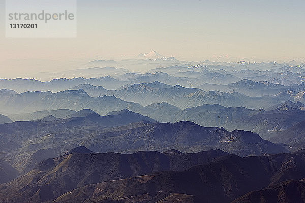Nebulöse Sicht auf Mount Rainier  Bundesstaat Washington  USA