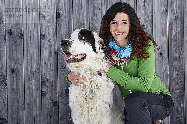 Frau verbindet sich mit Hund