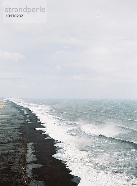 Blick auf stürmisches Meer und schwarzen Strand  Island