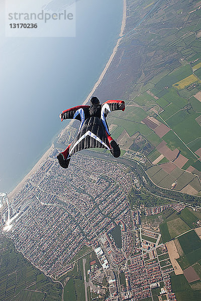 Wingsuit fliegt über Empuriabrava  Spanien