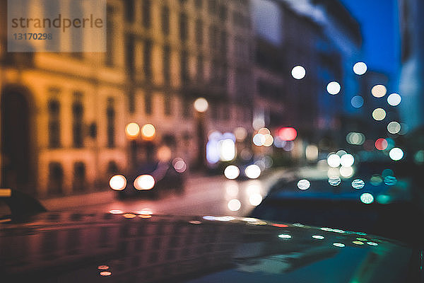 Viel befahrene Straße bei Nacht  Mailand  Italien