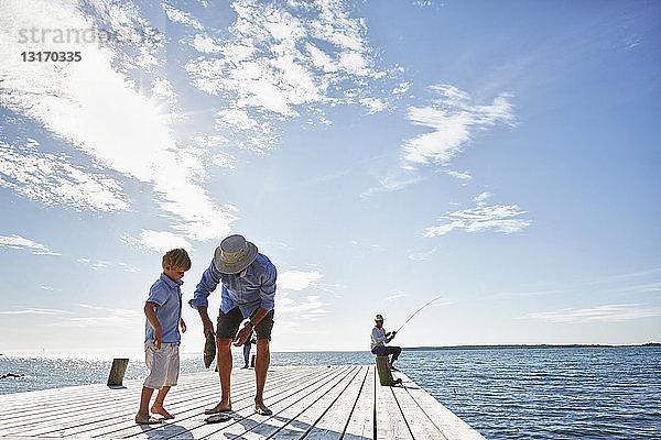 Grossvater und Enkel mit Kuaghtfisch  Utvalnas  Schweden
