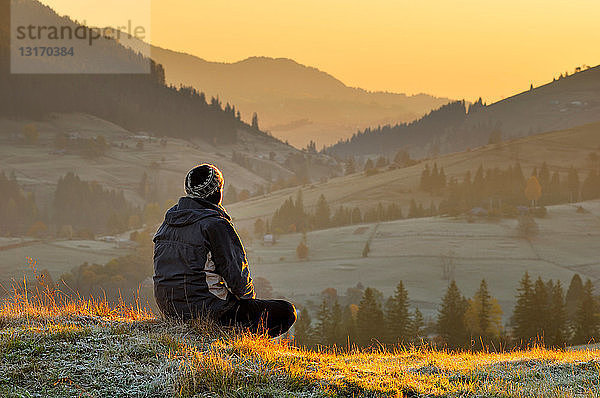 Mann allein bei Sonnenaufgang  Dorf Krasnik  Karpaten  Region Iwano-Frankiwsk  Ukraine