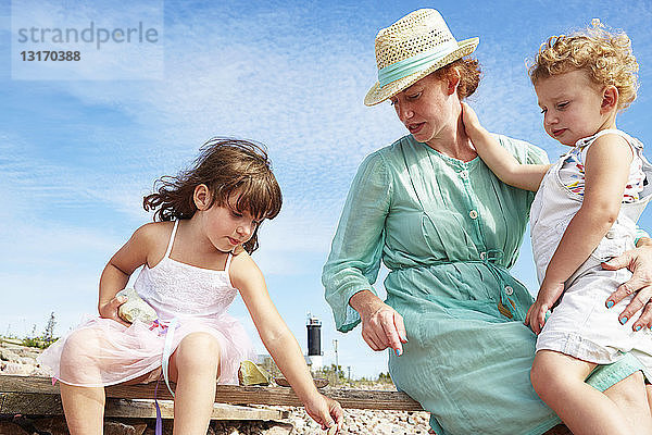 Mutter und Töchter am Strand  Eggegrund  Schweden
