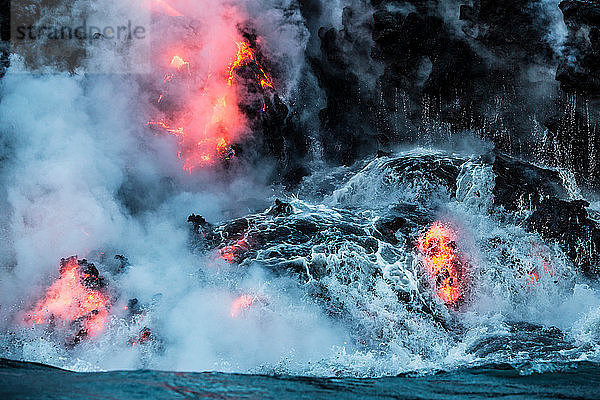 Lava fließt ins Wasser