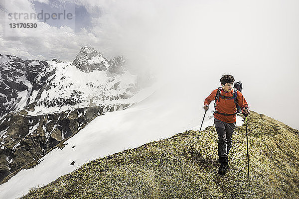 Bergtrekking für junge Männer entlang eines Bergrückens in den bayerischen Alpen  Oberstdorf  Bayern  Deutschland