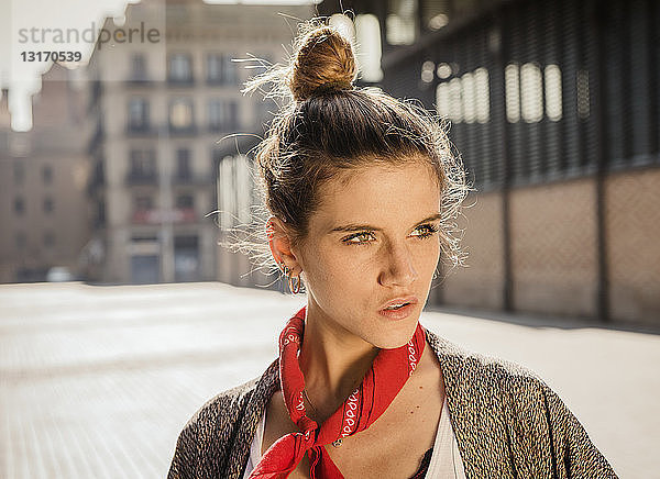 Junge Frau posiert auf der Straße  El Born  Barcelona  Spanien