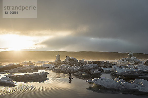 Mann auf dem Paddelbrett  Jokulsarlon-Gletscherlagune  Skaftafell-Nationalpark  Island