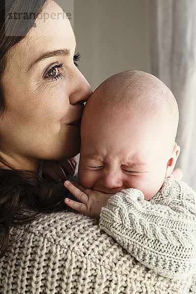Mutter beruhigt weinendes Baby Junge