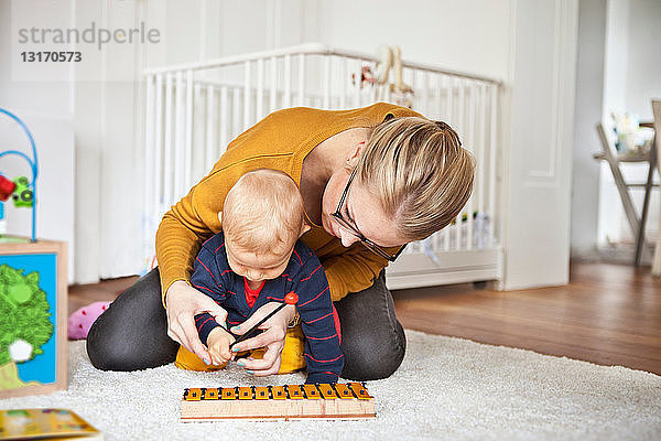 Mutter und kleiner Junge spielen zusammen