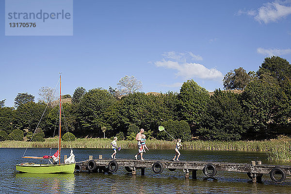 Familie beim Spaziergang am Pier  Lake Okareka  Neuseeland