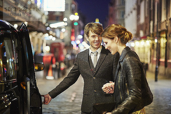 Ehepaar steigt ins Taxi ein  London  England