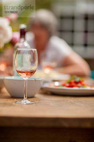 Glas Wein auf dem Tisch im Freien