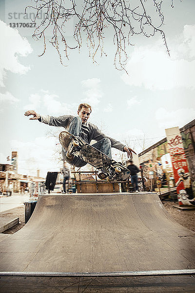 Skateboarden auf einer Mini-Rampe  Frontside Ollie  Berlin  Deutschland