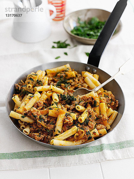 Nudelpfanne mit Fleisch und Kräutern