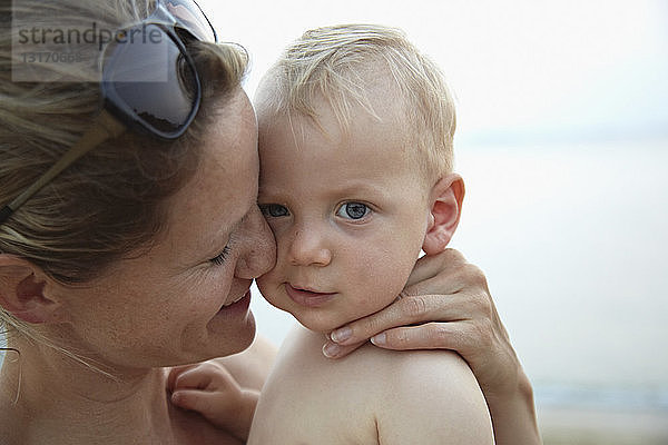 Nahaufnahme der Mutter und des kleinen Jungen am Strand  Singapur