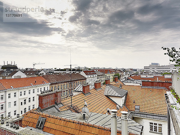 Erhöhte Ansicht von Hausfassaden und Dächern  Wien  Österreich