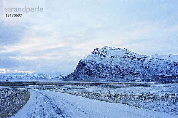 Schneebedeckte abgelegene Landstraße  Sudhurland  Island