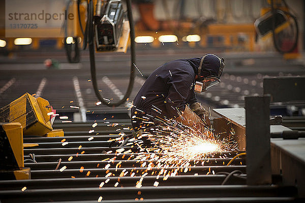 Schweißer bei der Arbeit in der Werft