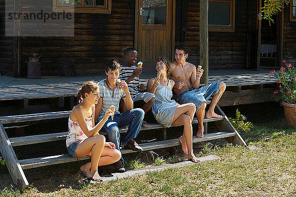 Jugendliche essen Eiscreme auf der Veranda