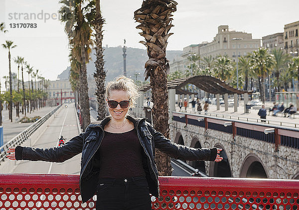 Am Hafen posierende Frau  Montjuic im Hintergrund  Barcelona  Spanien