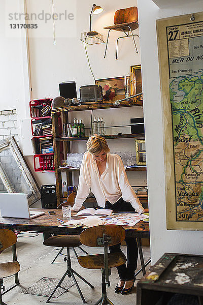 Mittlere erwachsene Frau  die im Kreativstudio arbeitet