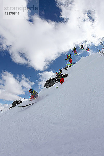 Mehrfachexposition eines mittel-erwachsenen männlichen Skifahrers  Mayrhofen  Tirol  Österreich