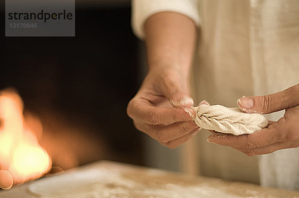 Kochen Sie gefüllte Nudeln in der Küche