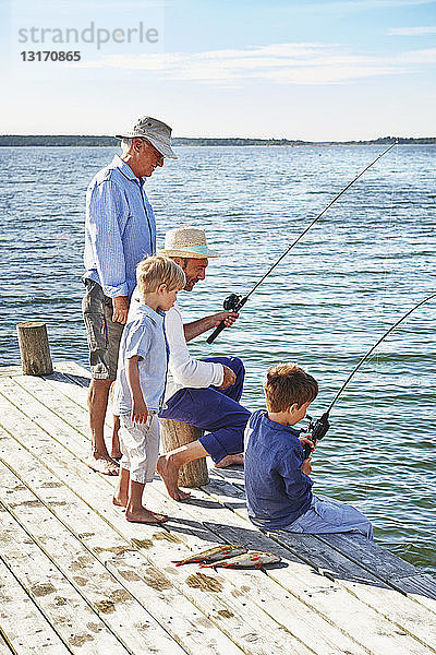 Jungen mit Vater und Großvater beim Angeln  Utvalnas  Schweden