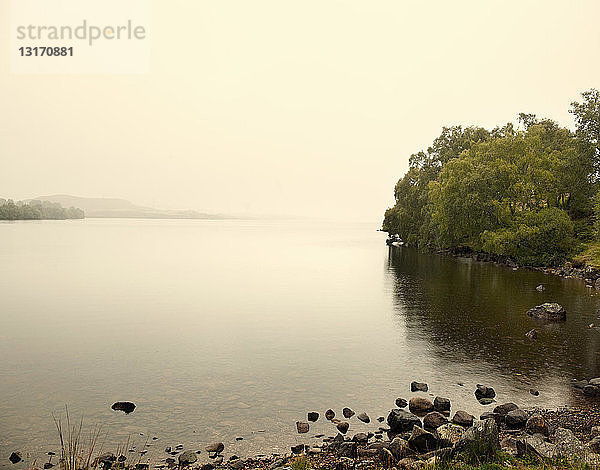 Nebliger Blick auf Loch Ness vom Seeufer aus  Schottland  UK