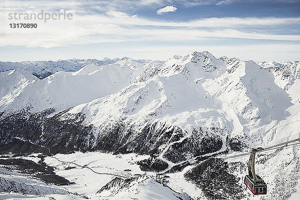 Schneebedeckte Landschaft mit Seilbahn  Kurzras  Schnalstal  Südtirol  Italien