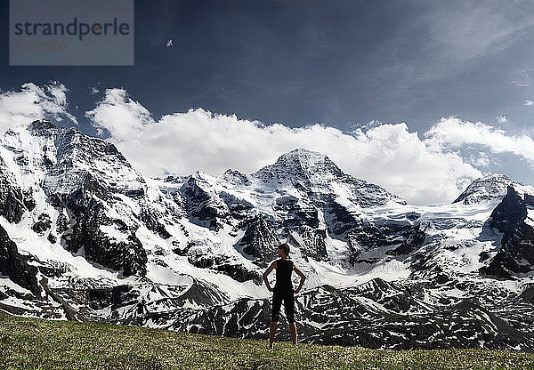 Frau mit Blick auf Gletscherlandschaft