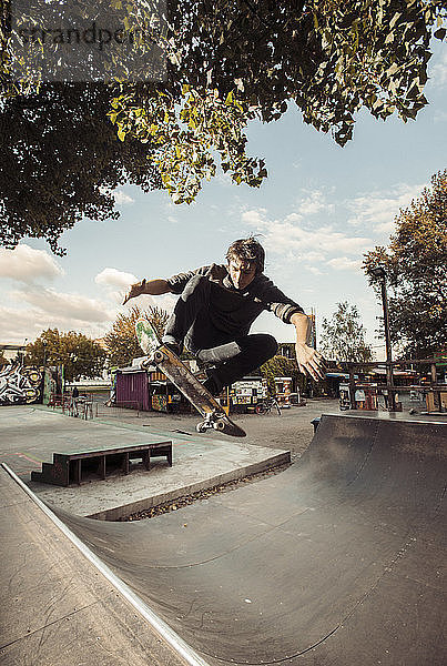 Skateboardfahren auf Mini-Rampe  Ollie zu Fakie  Berlin  Deutschland