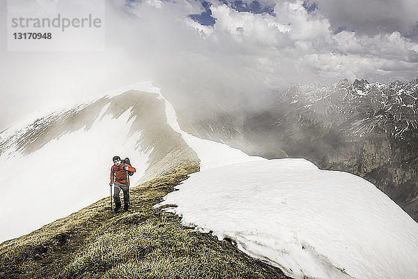 Bergtrekking für junge Männer in den bayerischen Alpen  Oberstdorf  Bayern  Deutschland