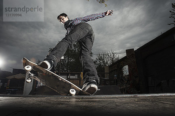 Skateboarden auf Mini-Rampe  5-0 grind to fakie  Berlin  Deutschland