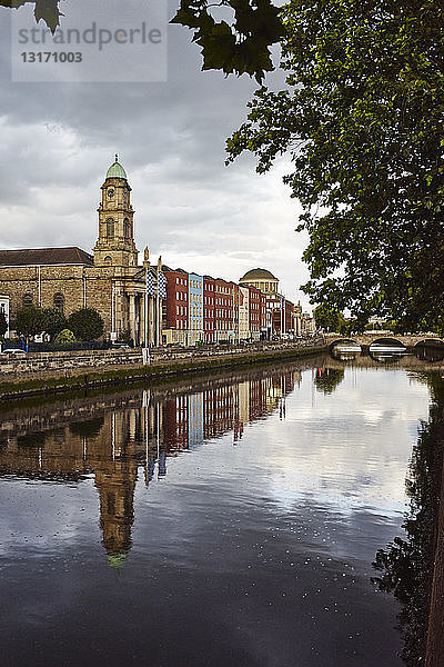 Liffey Fluss und Flussufer  Dublin  Republik Irland