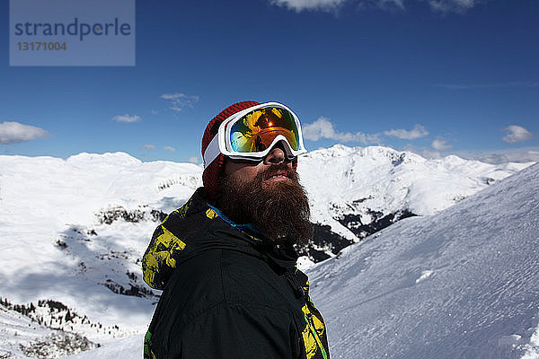 Mittelgroßer erwachsener Skifahrer mit Blick auf den Berg  Mayrhofen  Tirol  Österreich