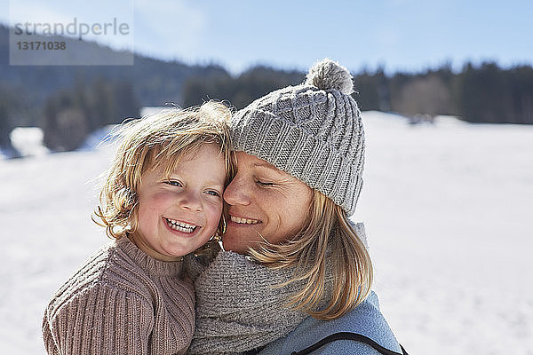 Mutter und Sohn genießen den Tag im Schnee
