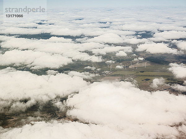 Über den Wolken Luftaufnahme von entfernten Windkraftanlagen in Feldlandschaft  Deutschland