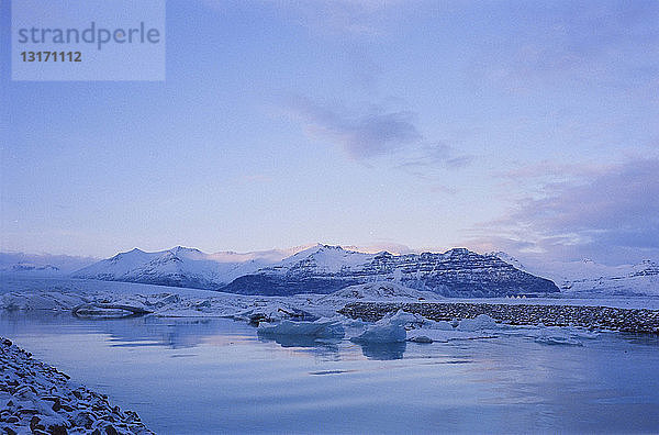 Ansicht von Eisbergen im Küstengewässer  Sudhurland  Island