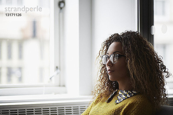 Porträt einer weiblichen Büroangestellten mit Brille
