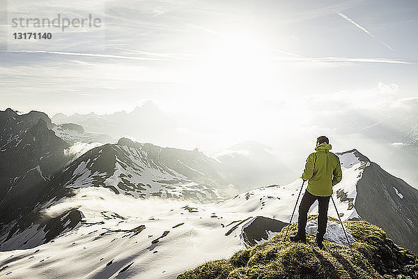 Junger männlicher Bergwanderer mit Blick vom Bergrücken in den Bayerischen Alpen  Oberstdorf  Bayern  Deutschland